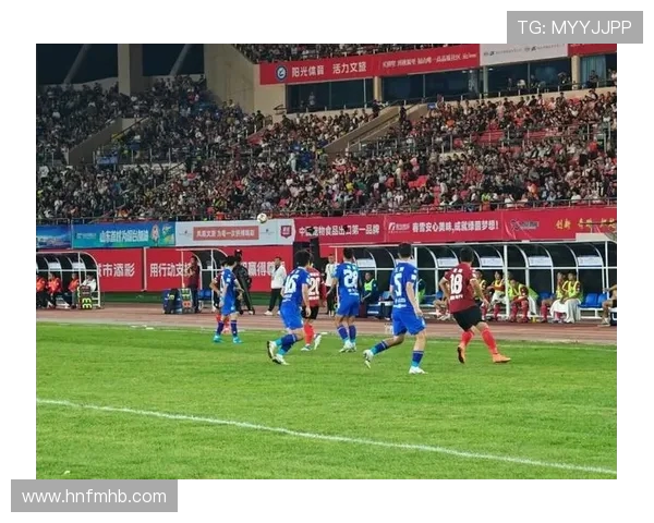 齐鲁超赛烟台赛区揭幕战球迷自觉清理看台展现文明新风尚 齐鲁超赛烟台赛区揭幕战球迷自觉清理看台展现文明新风尚